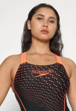 Speedo Medley Logo - Badpak - Black/Siren Red -Speedo 28b4396232aa4b00ad21a0e7153feb5e