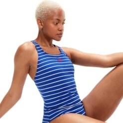 Speedo ECO Endurance+ Printed Medalist Badpak - Chroma Blue/white (fed Red Branding) -Speedo speedo eco endurance plus printed medalist bathing suit chroma blue white fed red branding 12 1424061